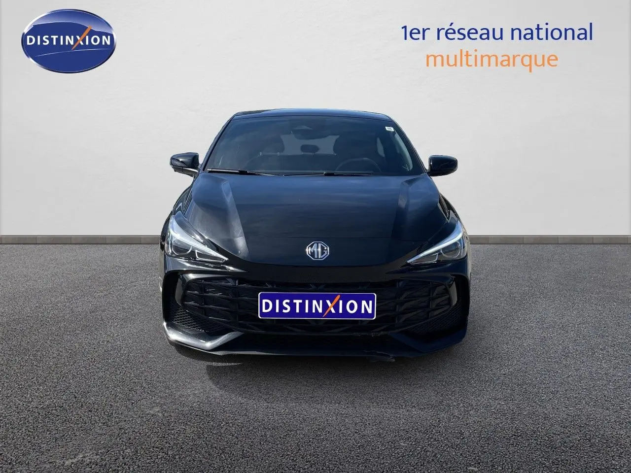 Vue frontale d'une MG3 1.5L Hybrid+ 195ch Comfort noire Pebble Black Metal avec calandre large et phares LED fins.
