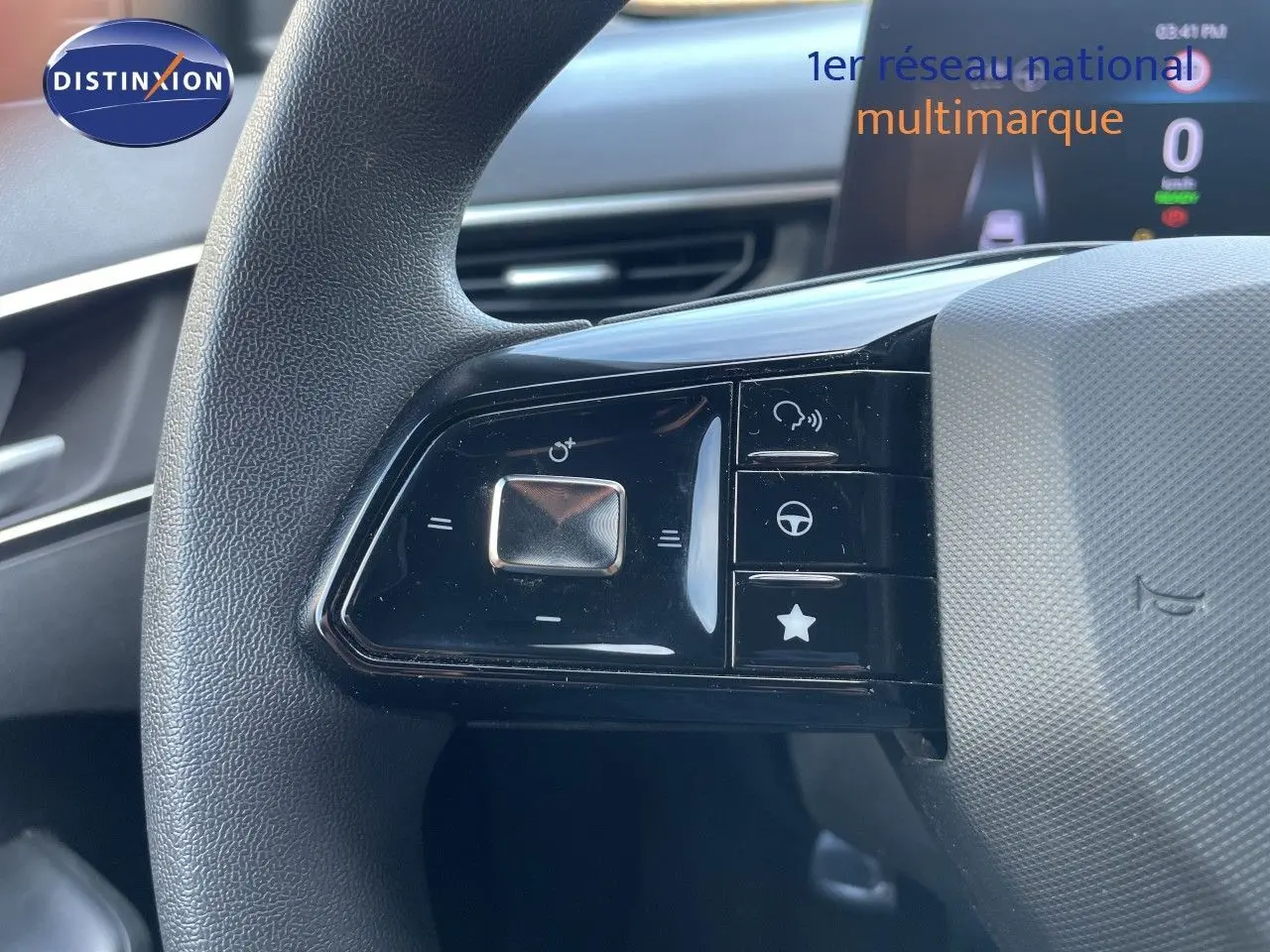 Gros plan sur les commandes gauche du volant du MG3 2024 Pebble Black Metal, avec boutons multifonctions et tableau de bord partiel.