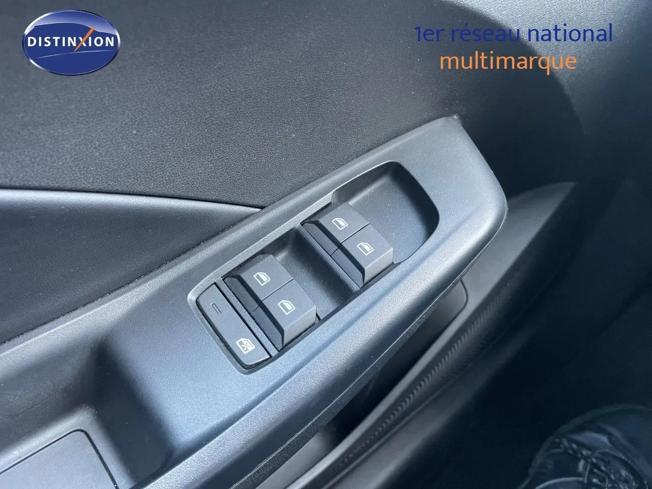 Gros plan sur les commandes de lève-vitres côté conducteur de la MG3 2024 en intérieur noir.