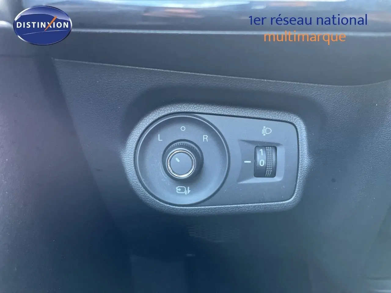 Gros plan sur le bouton de réglage des rétroviseurs et de l’éclairage intérieur d’une MG3 2024, finition Pebble Black Metal.