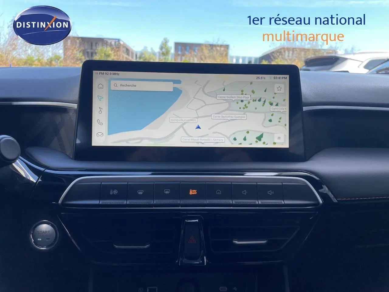 Vue intérieure centrée sur l'écran tactile du tableau de bord du MG3 1.5L Hybrid+ 2024 en Pebble Black Metal.