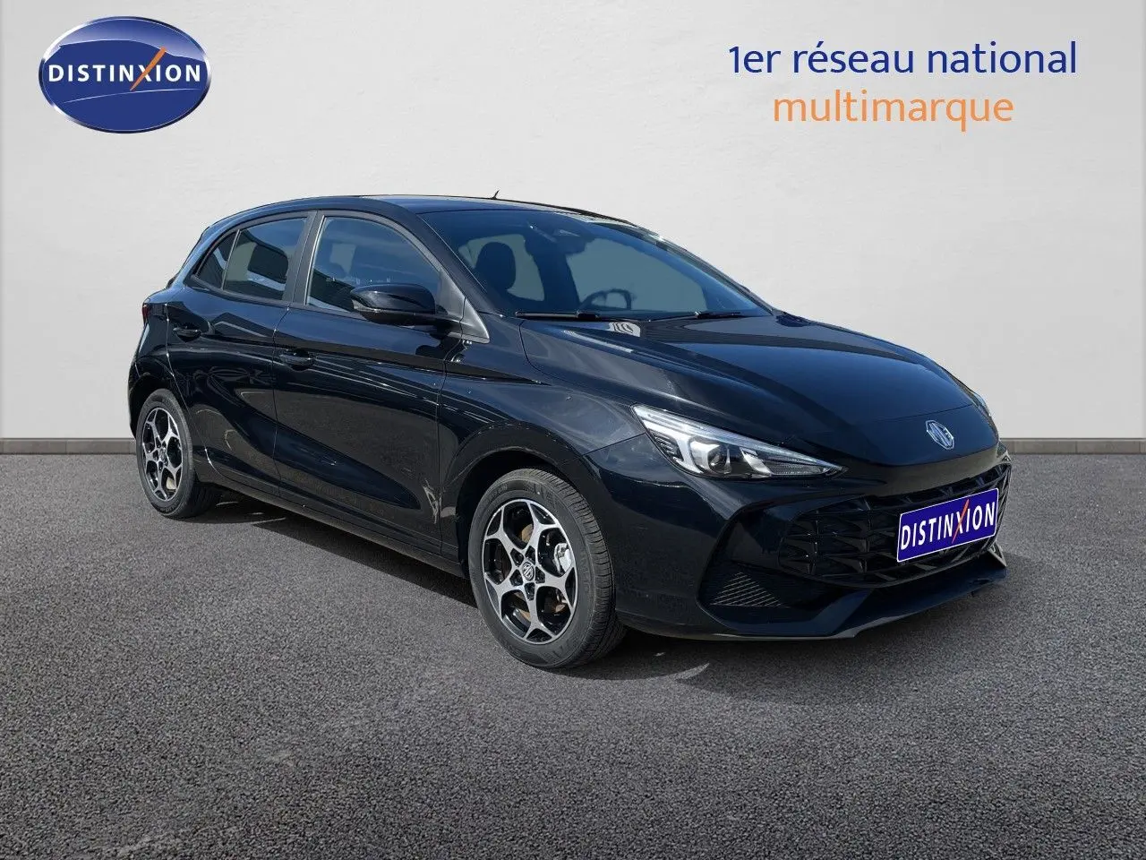 MG3 2024 Pebble Black Metal en 3/4 avant droit, mettant en valeur ses jantes distinctives et son design compact hybride.
