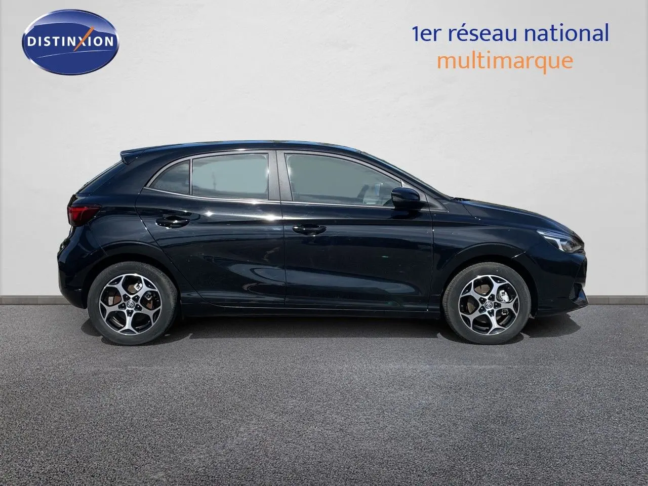 Profil droit de la MG3 1.5L Hybrid+ 195ch Comfort en Pebble Black Metal avec jantes alliage 16 pouces.