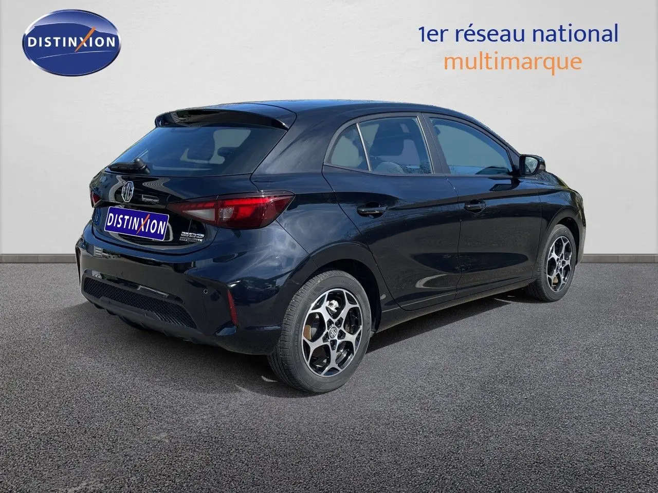Vue 3/4 arrière droite d'une MG3 1.5L Hybrid+ 195CH en Pebble Black Metal avec jantes alliage distinctives.
