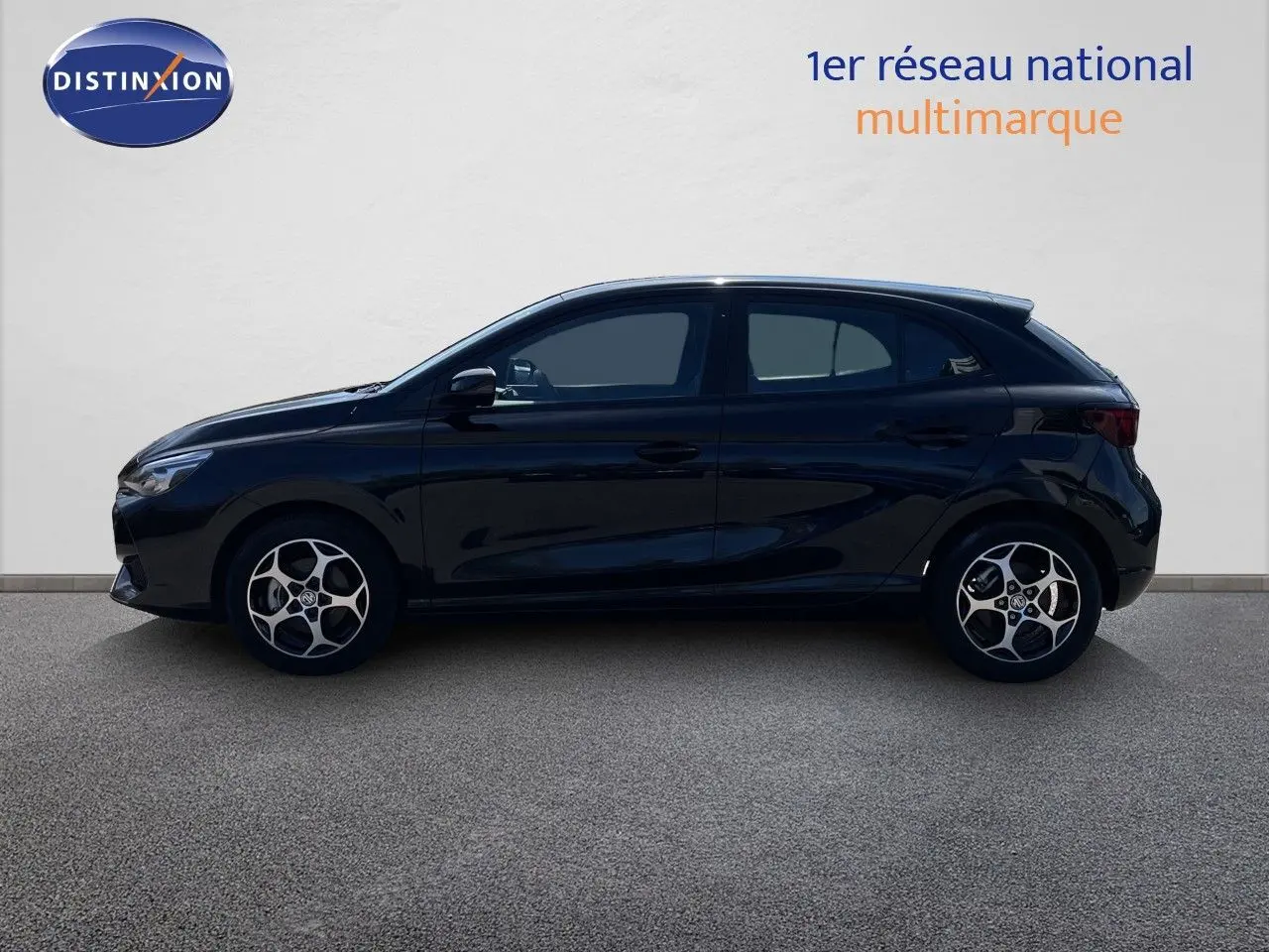 Vue latérale droite d'une MG3 1.5L Hybrid+ 195ch Comfort noire Pebble Black Metal avec jantes alliage distinctives.