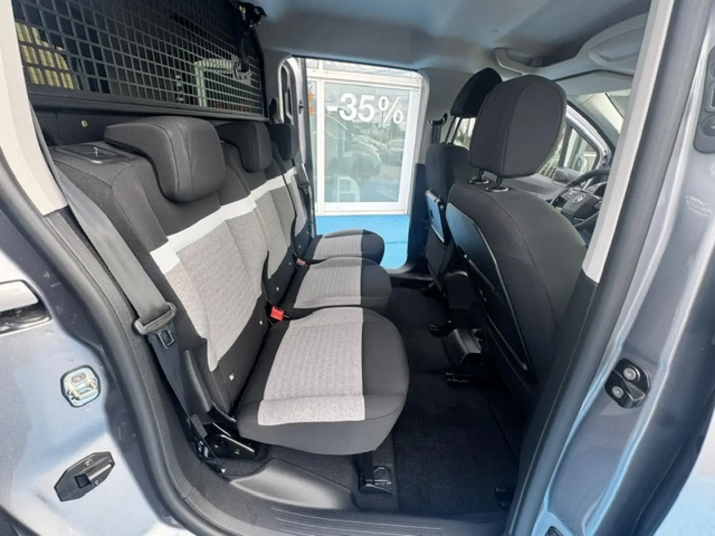 Vue intérieure côté droit des trois sièges individuels arrière gris clair et noir du Citroën Berlingo Gris Acier 2026.