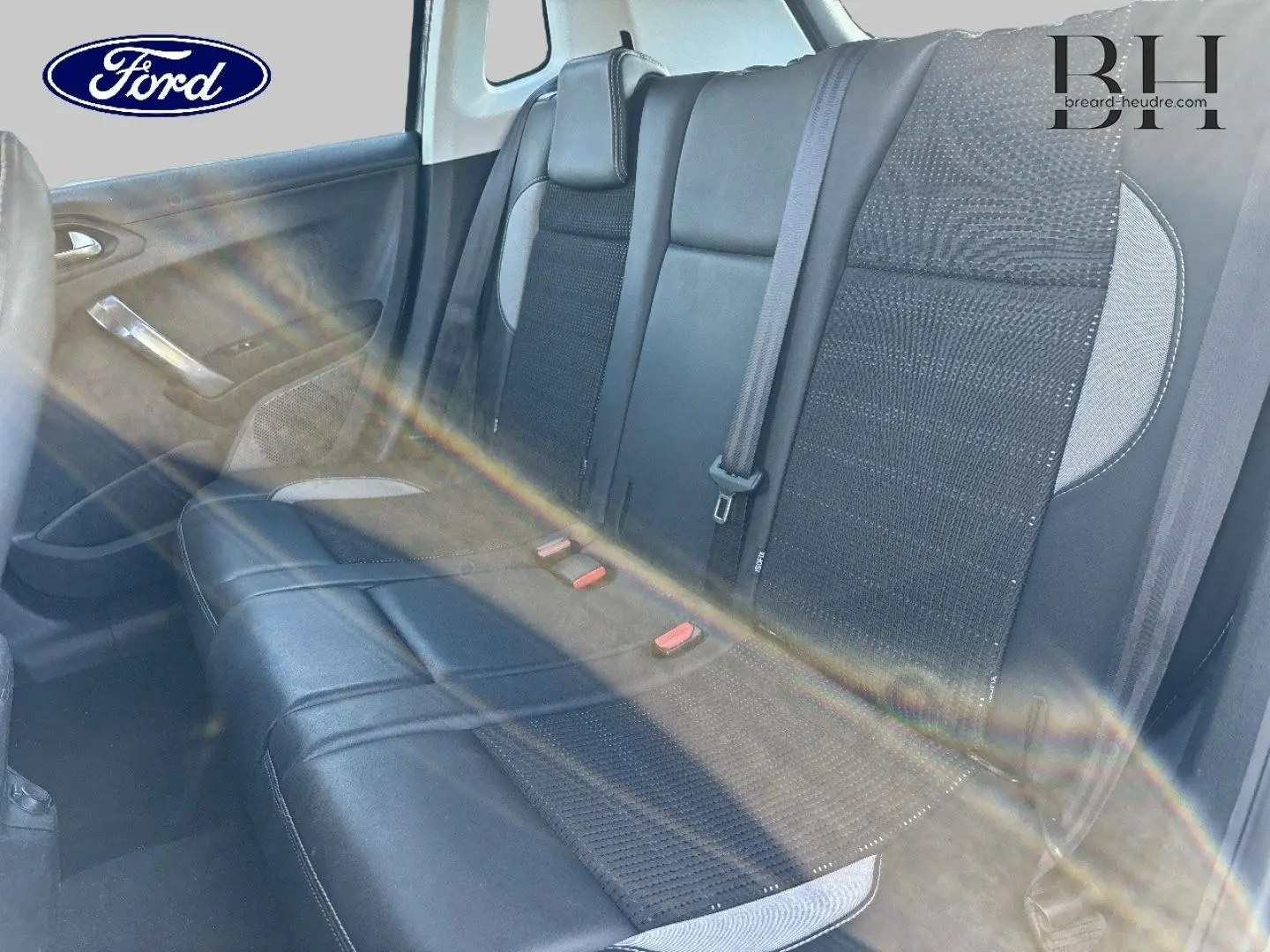 Vue intérieure de la banquette arrière noire du Peugeot 2008 2015, avec ceintures et appuie-têtes visibles.