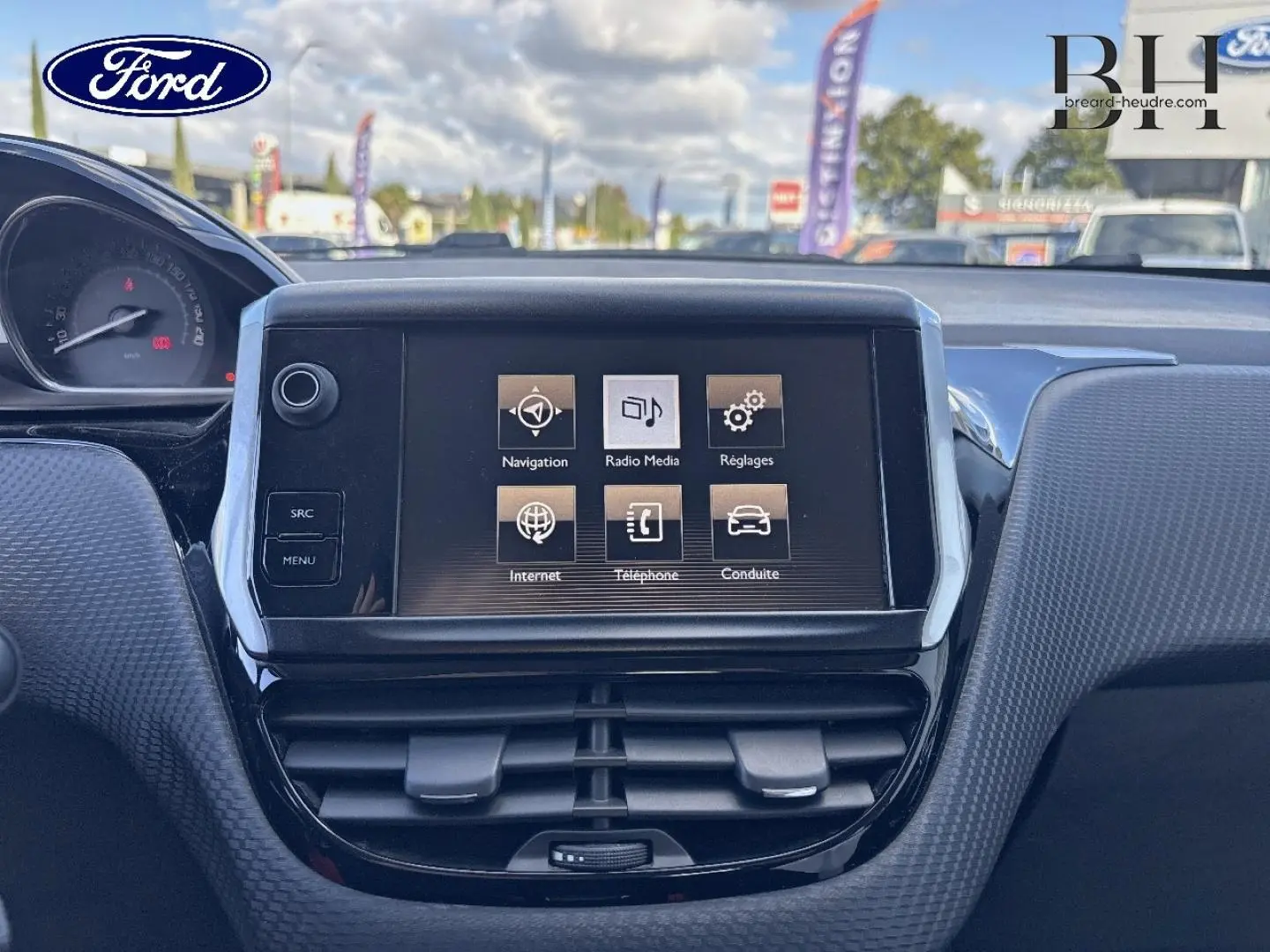 Écran tactile central du Peugeot 2008 2015, vue frontale intérieure avec commandes multimédia affichées.