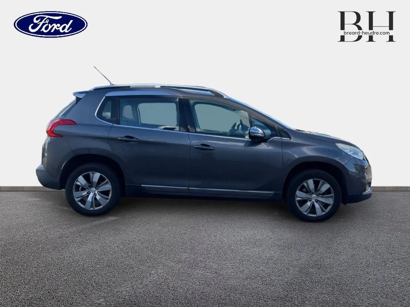 Profil droit d'un Peugeot 2008 2015 diesel Spirit Grey avec barres de toit et jantes alliage visibles.