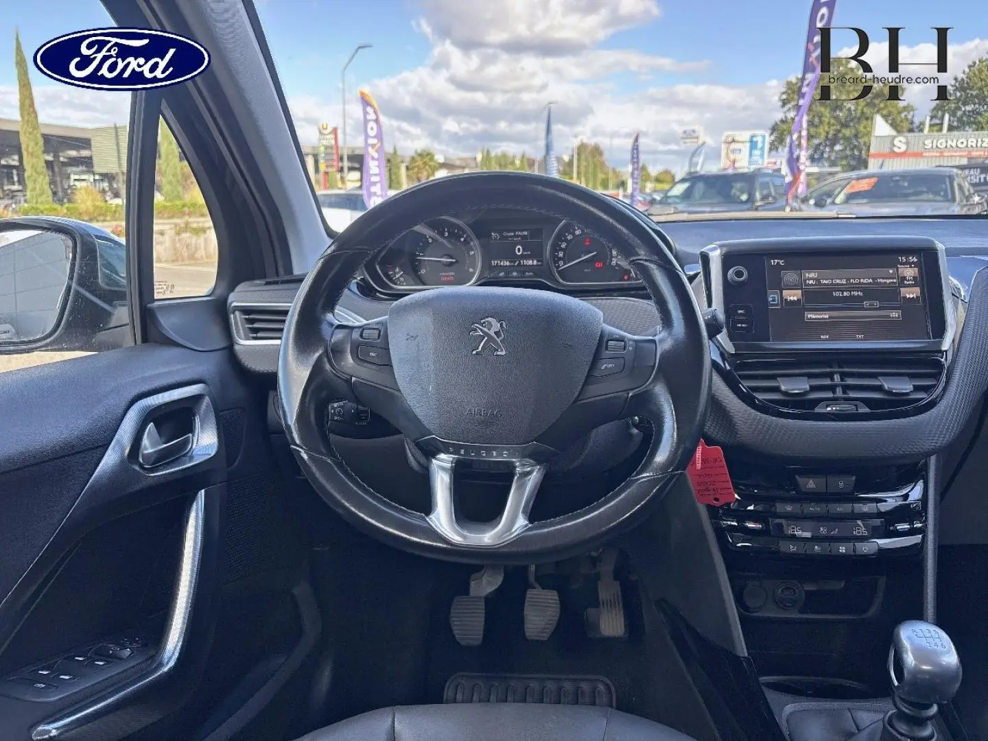 Intérieur Peugeot 2008 Spirit Grey 2015, vue frontale du poste de conduite avec volant cuir et écran tactile.
