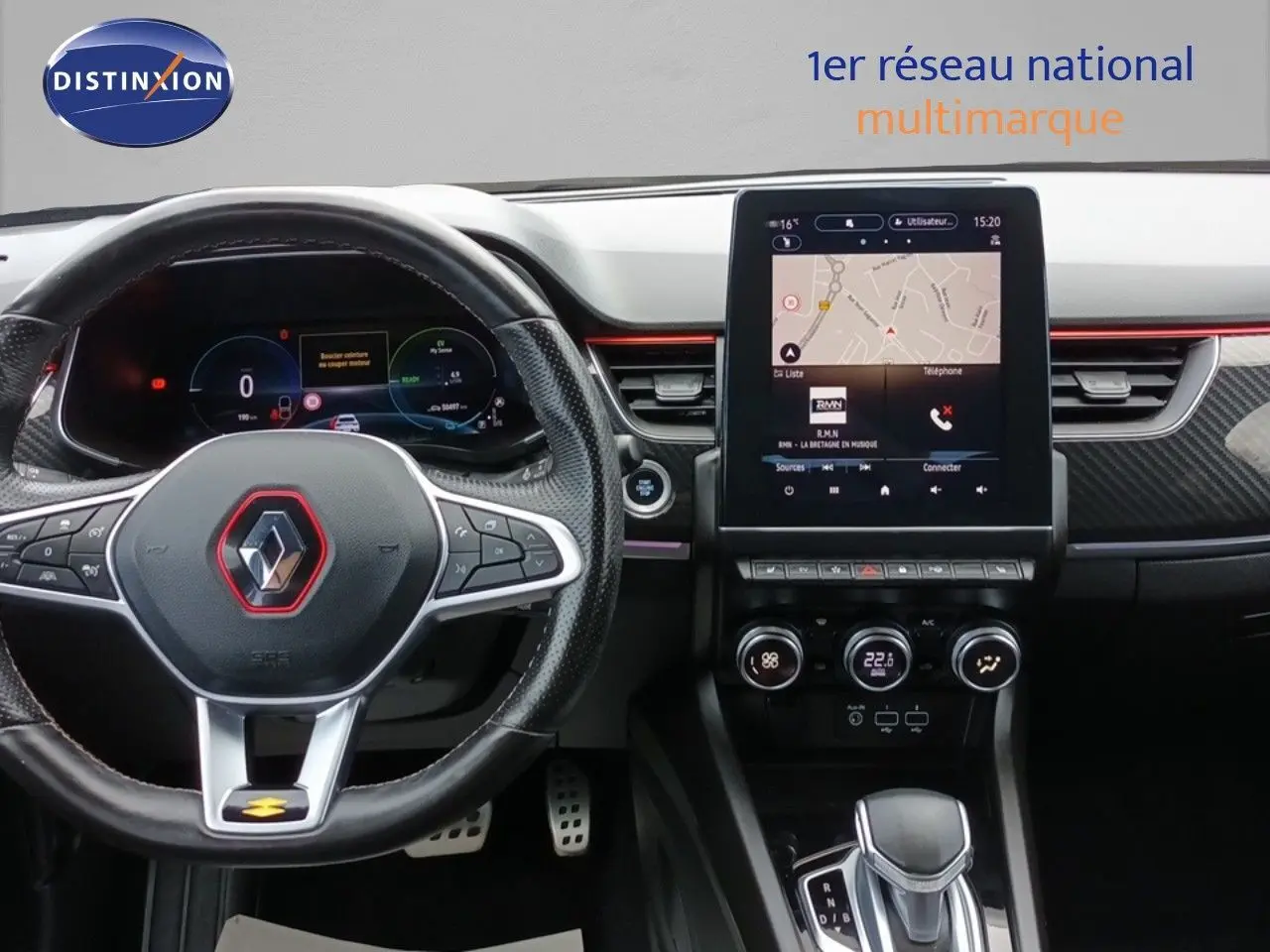 Tableau de bord Renault Arkana 1.6 E-TECH 145ch RS Line 2021, volant sport et écran tactile central allumé.
