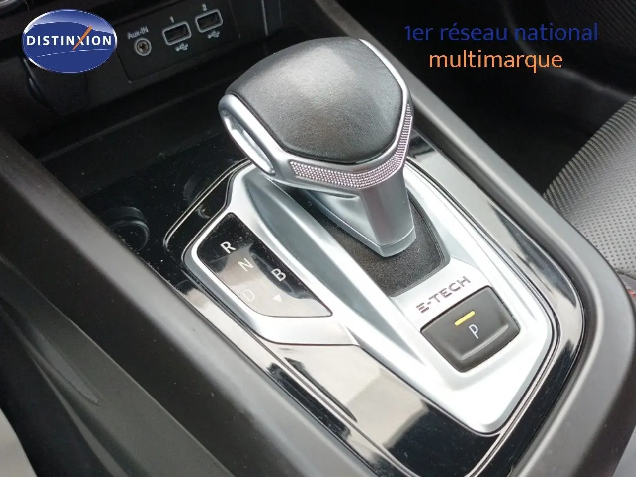 Gros plan sur la commande de boîte automatique E-TECH dans l'habitacle noir du Renault Arkana 2021.