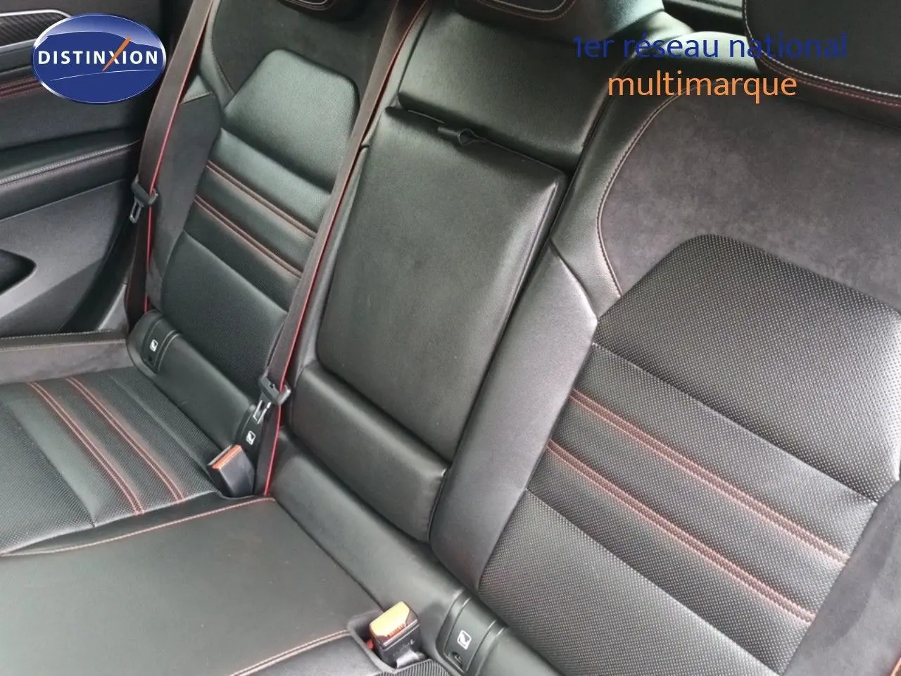 Vue rapprochée des sièges arrière en cuir noir avec surpiqûres rouges du Renault Arkana 1.6 E-TECH RS Line 2021.