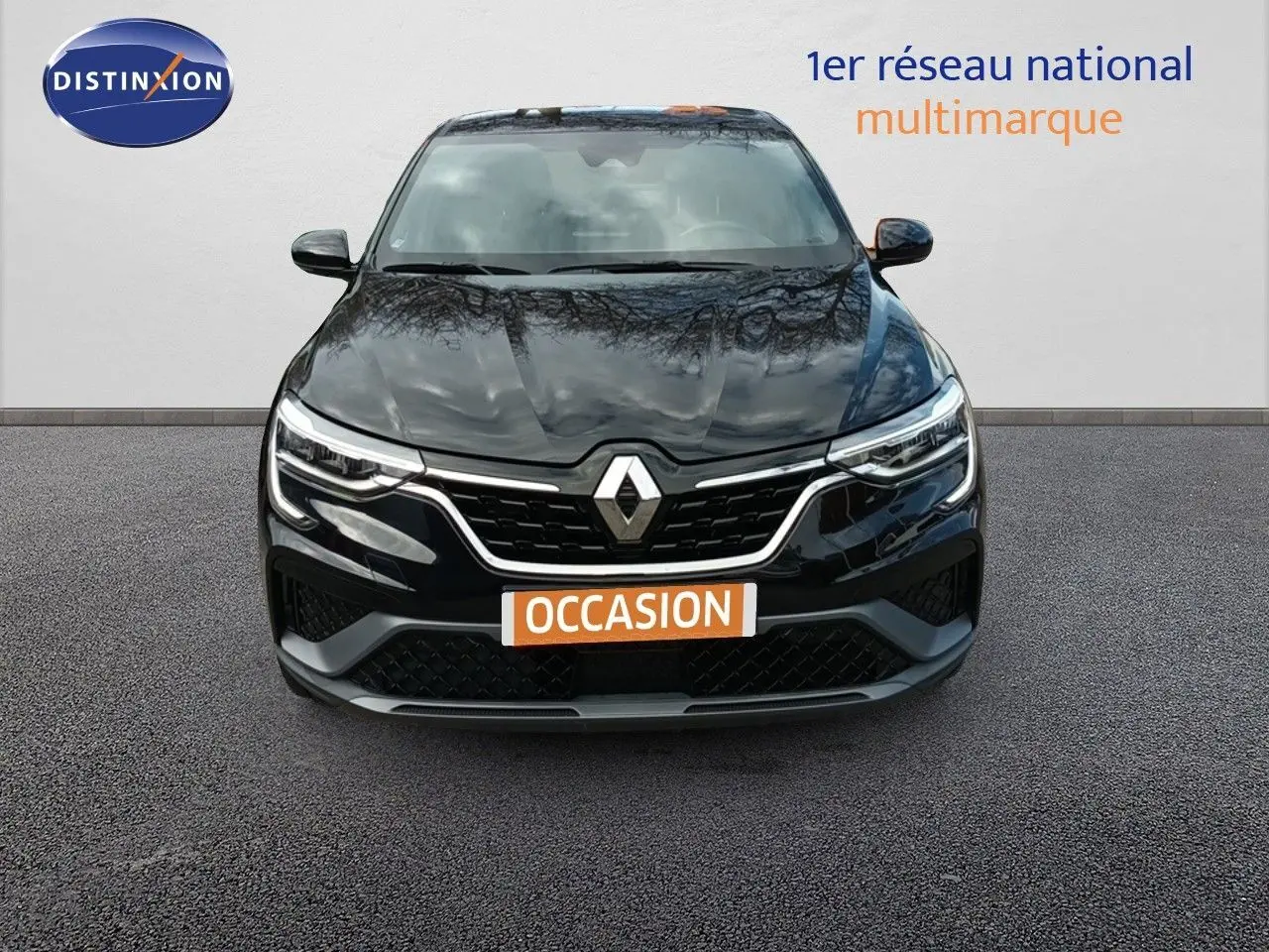 Vue frontale d'un Renault Arkana noir 2021 avec calandre chromée et phares LED allumés, sur fond neutre.