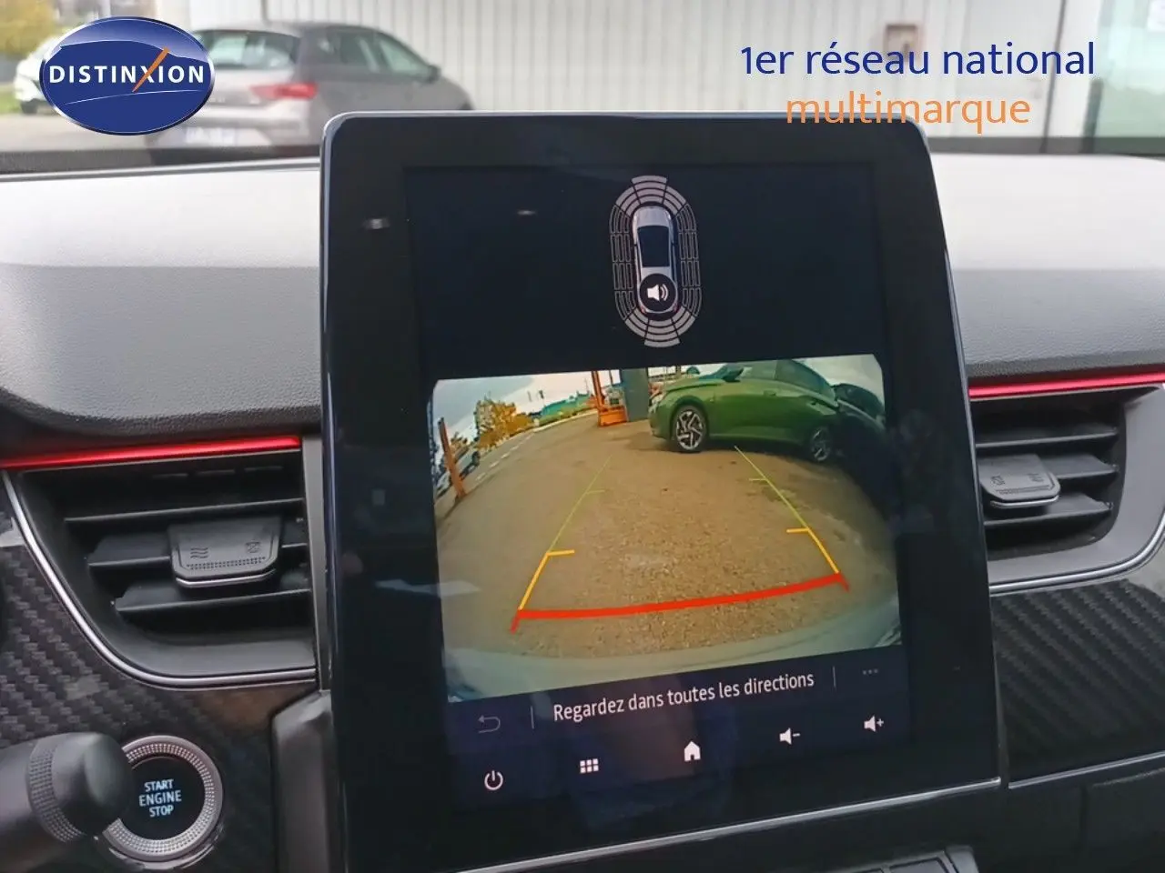 Écran central affichant la caméra de recul du Renault Arkana noir, vue intérieure du tableau de bord moderne.
