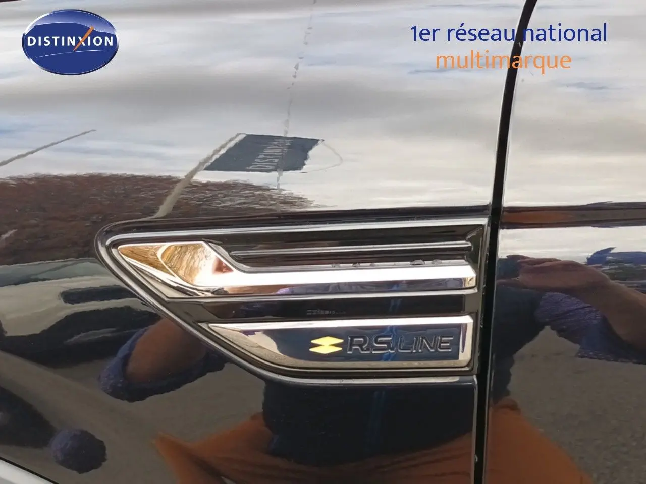 Détail du logo RS Line sur la partie latérale gauche noire du Renault Arkana hybride 2021.