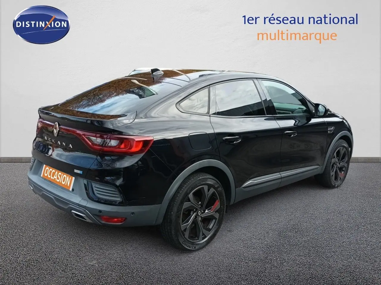 Vue 3/4 arrière droite d'un Renault Arkana noir 2021 RS Line avec jantes noires et feux arrière allumés.