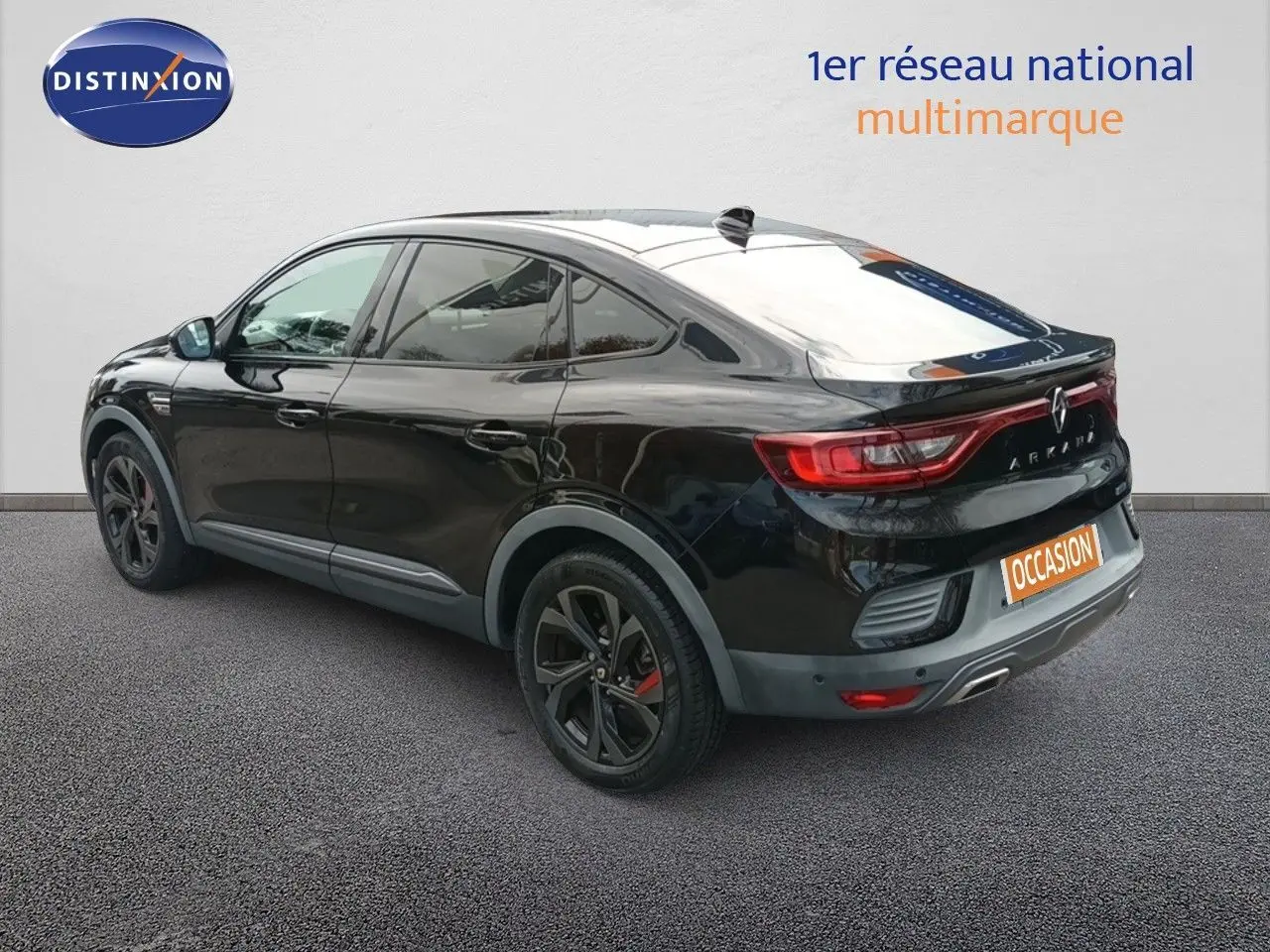 Vue 3/4 arrière droite d'une Renault Arkana noire 2021 avec jantes noires et feux arrière LED distinctifs.