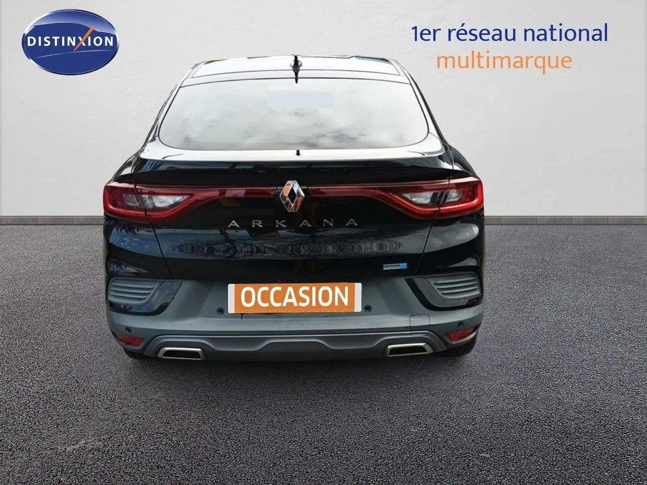 Vue arrière d'une Renault Arkana noire de 2021 avec feux arrière reliés et double sortie d'échappement intégrée.
