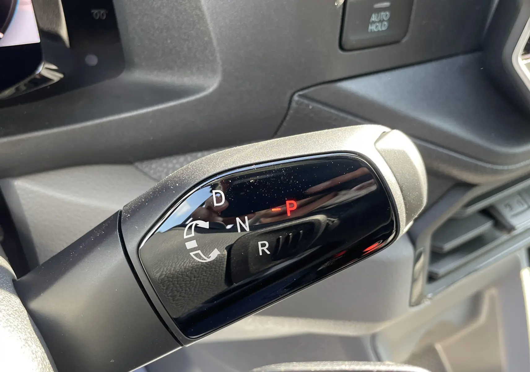 Le levier de boîte automatique noir du Volkswagen Crafter Van 2025, vue rapprochée de l'habitacle côté conducteur.