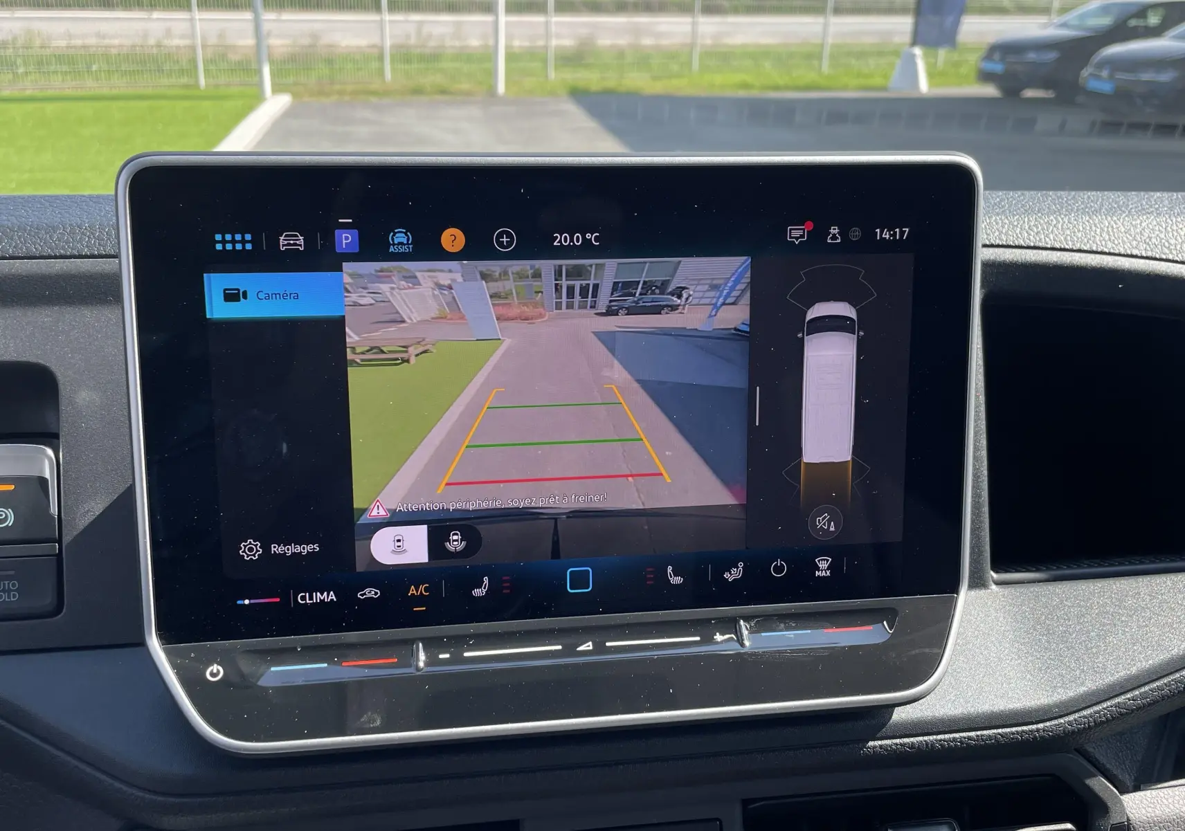 Écran tactile 10,4'' du système de navigation du Volkswagen Crafter gris Indium, vue intérieure du tableau de bord.