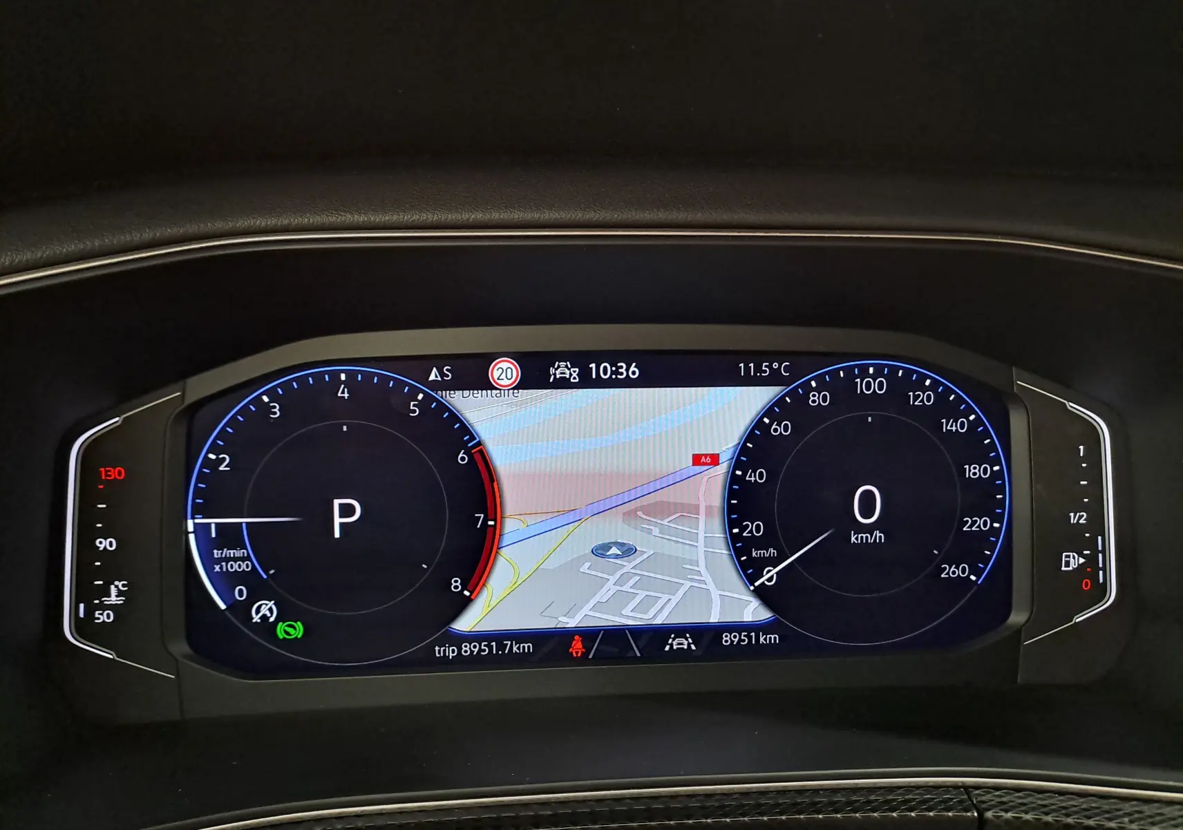 Tableau de bord numérique du Volkswagen T-Cross 2025, affichage en mode parking avec navigation et compteurs ronds lumineux.