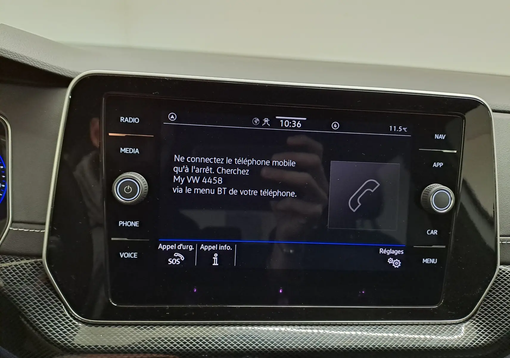 Écran tactile central du Volkswagen T-Cross 2025 R-Line Edition, affichant le menu de connexion Bluetooth.
