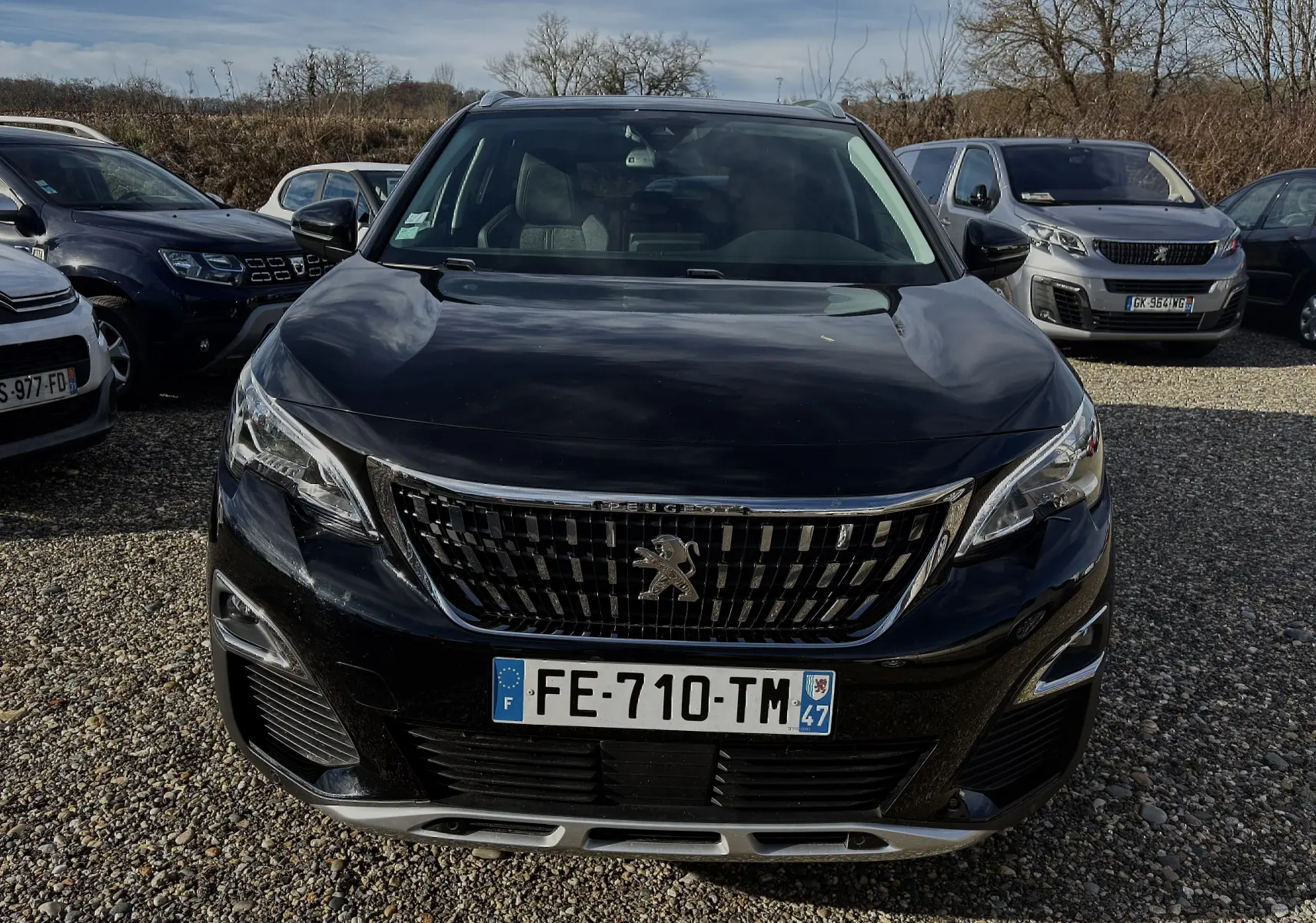 Vue avant d'un Peugeot 3008 II noir brillant, avec calandre chromée et plaques d'immatriculation françaises visibles.