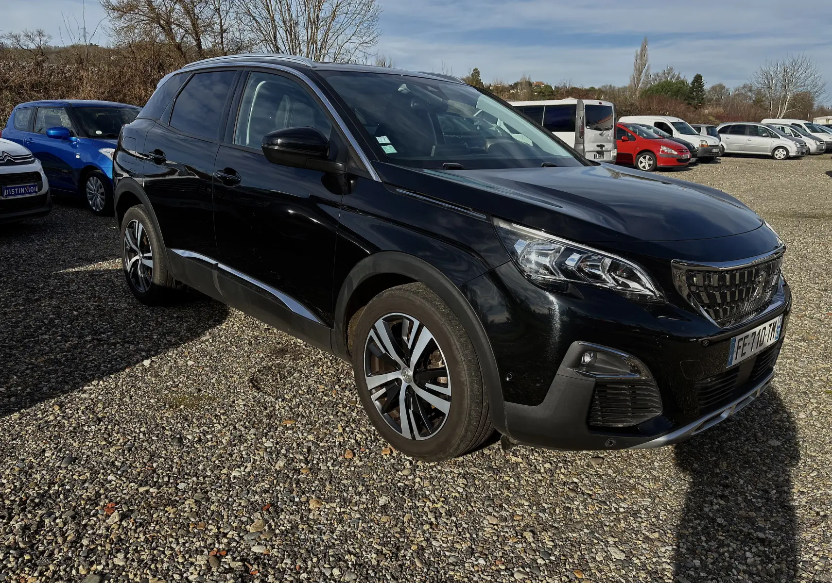Peugeot 3008 II diesel noire vue en 3/4 avant droit sur un parking, avec jantes alliage et calandre distinctive.