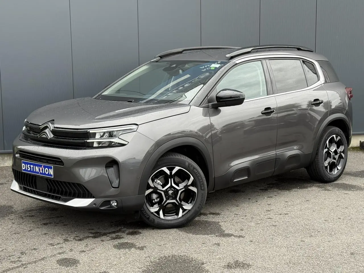Citroën C5 Aircross gris Platinium en 3/4 avant droit, avec jantes alliage bi-ton et toit noir Perla Nera.