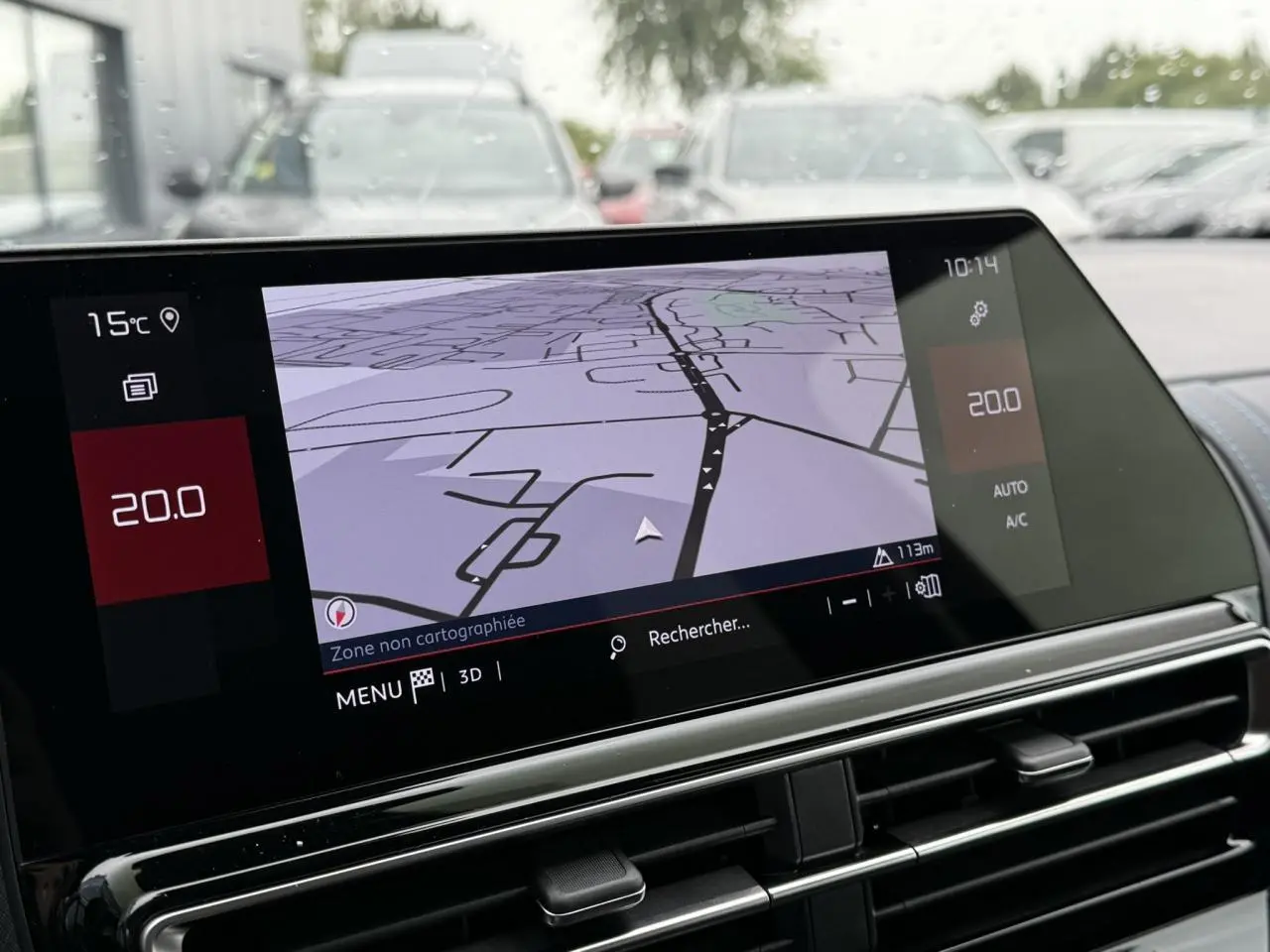 Écran tactile central du tableau de bord du Citroën C5 Aircross 2025 affichant la navigation et la climatisation à 20°C.