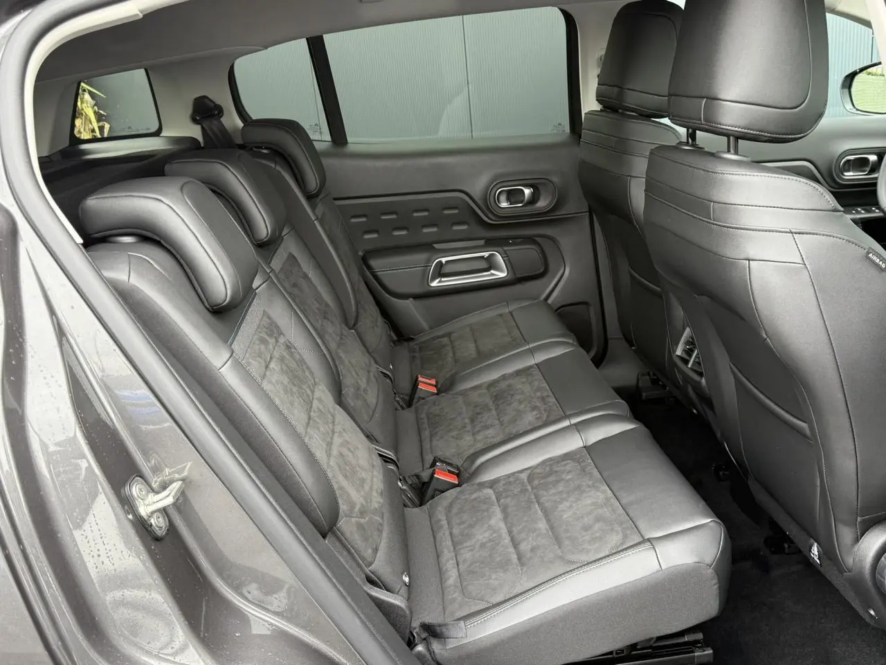 Vue latérale gauche des sièges arrière en Alcantara noir et tissu effet cuir du Citroën C5 Aircross 2025 Gris Platinium.