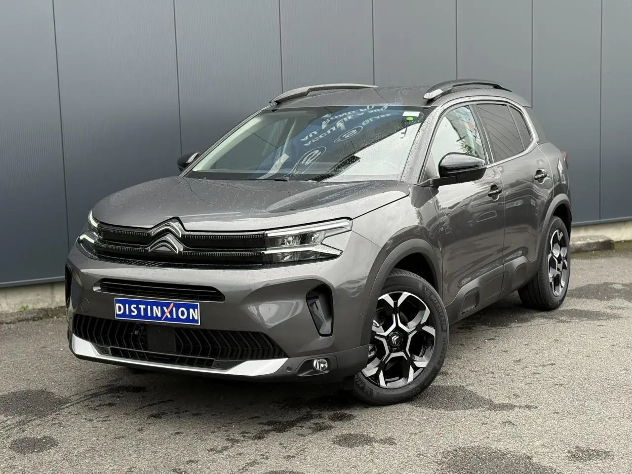 Citroën C5 Aircross gris Platinium en 3/4 avant droit, avec jantes alliage bi-ton et toit noir Perla Nera.