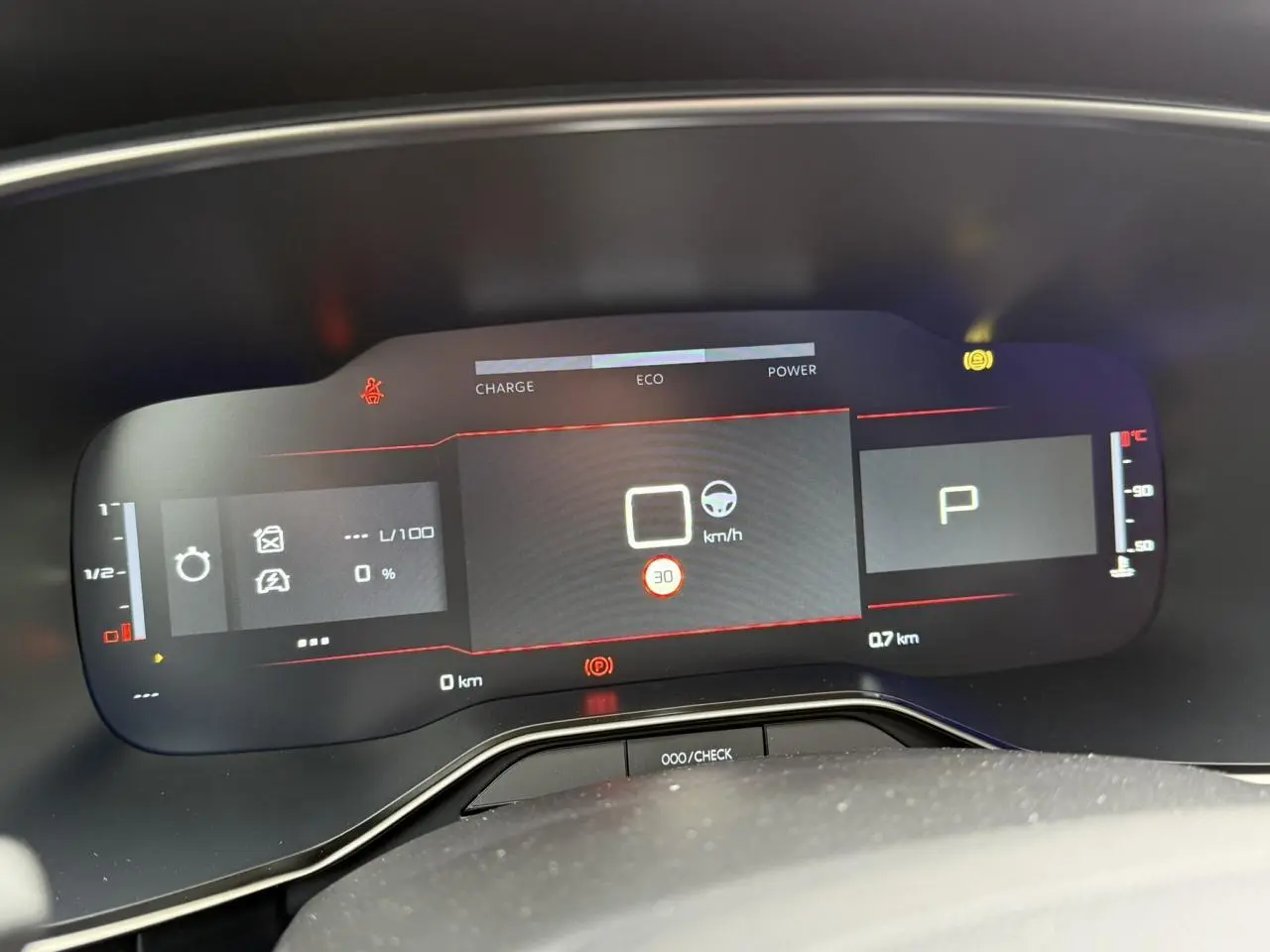 Vue rapprochée du combiné numérique 12,3 pouces du tableau de bord du Citroën C5 Aircross 2025, affichage digital moderne.