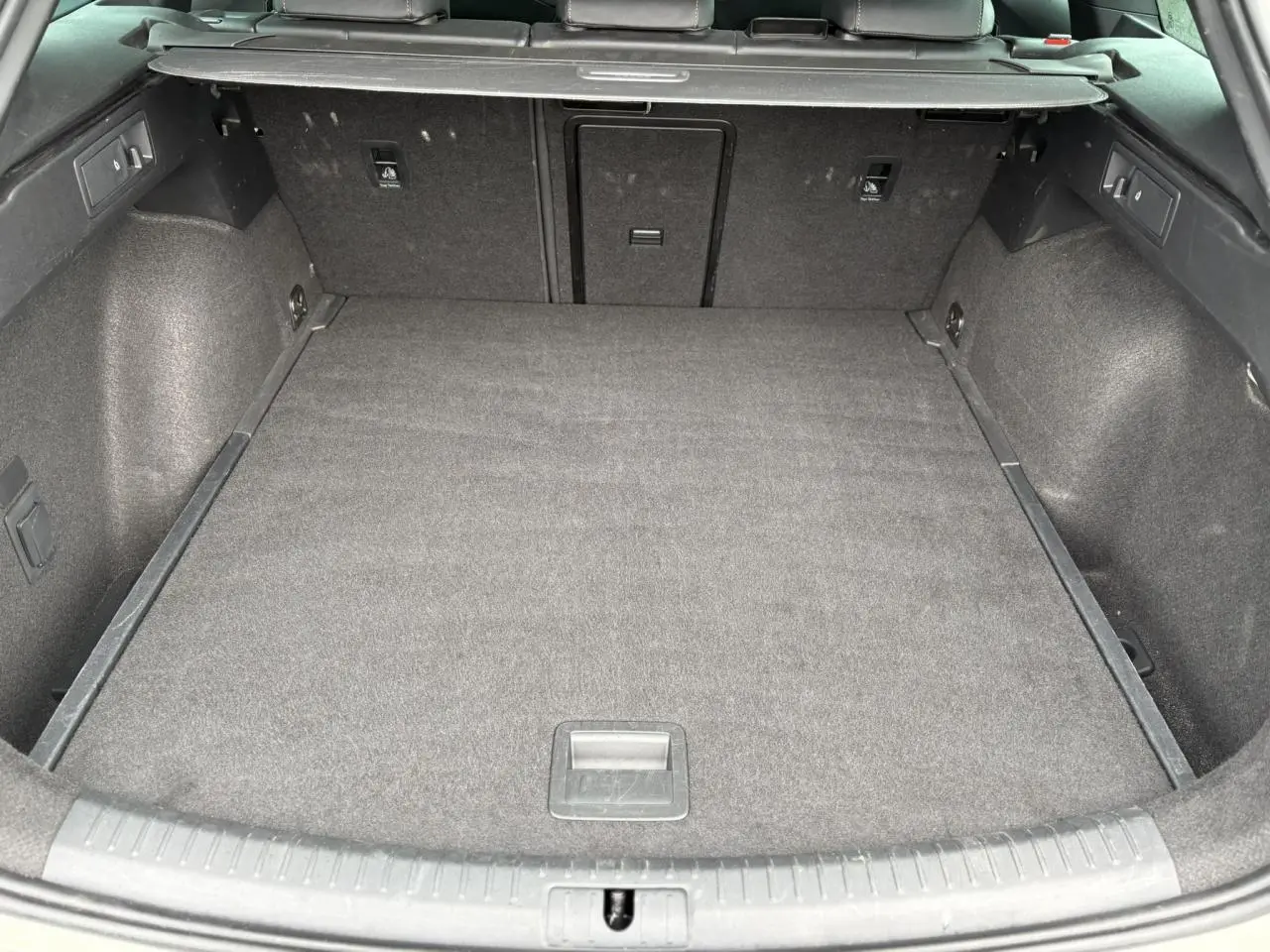 Vue intérieure du coffre spacieux et tapissé en gris foncé de la CUPRA LEON ST 1.5 e-TSI 150 DSG, version 2025.