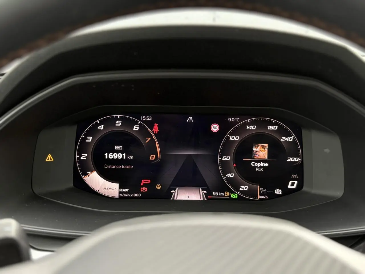 Tableau de bord numérique du CUPRA LEON ST 2025 affichant 16 991 km, vitesse et informations de conduite.