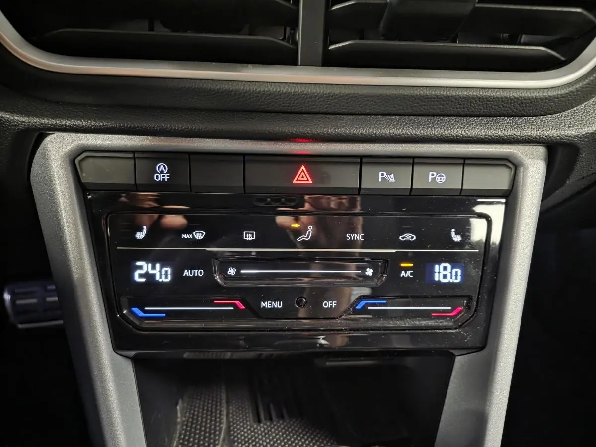 Panneau de commande de la climatisation bi-zone du Volkswagen T-Roc 2025, affichage digital avec boutons tactiles.