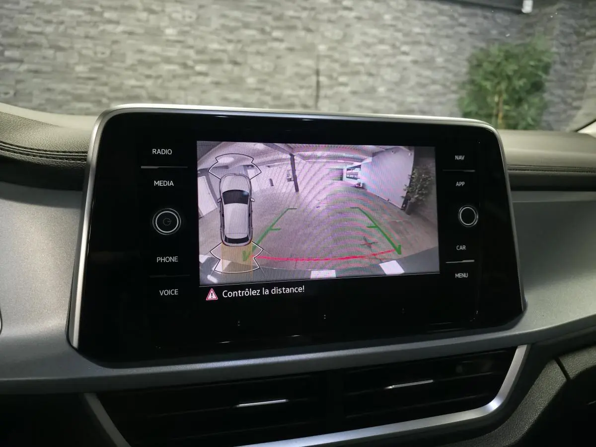 Écran tactile intérieur du Volkswagen T-Roc 2025 montrant la caméra de recul avec guidage de trajectoire.