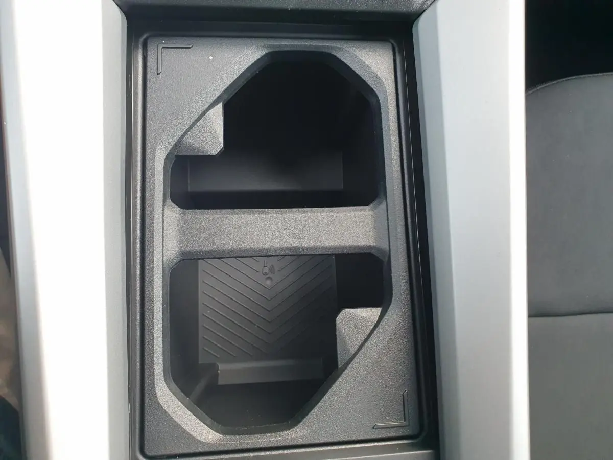 Gros plan sur le rangement central noir mat avec surface antidérapante du Dacia Bigster 2026 intérieur.