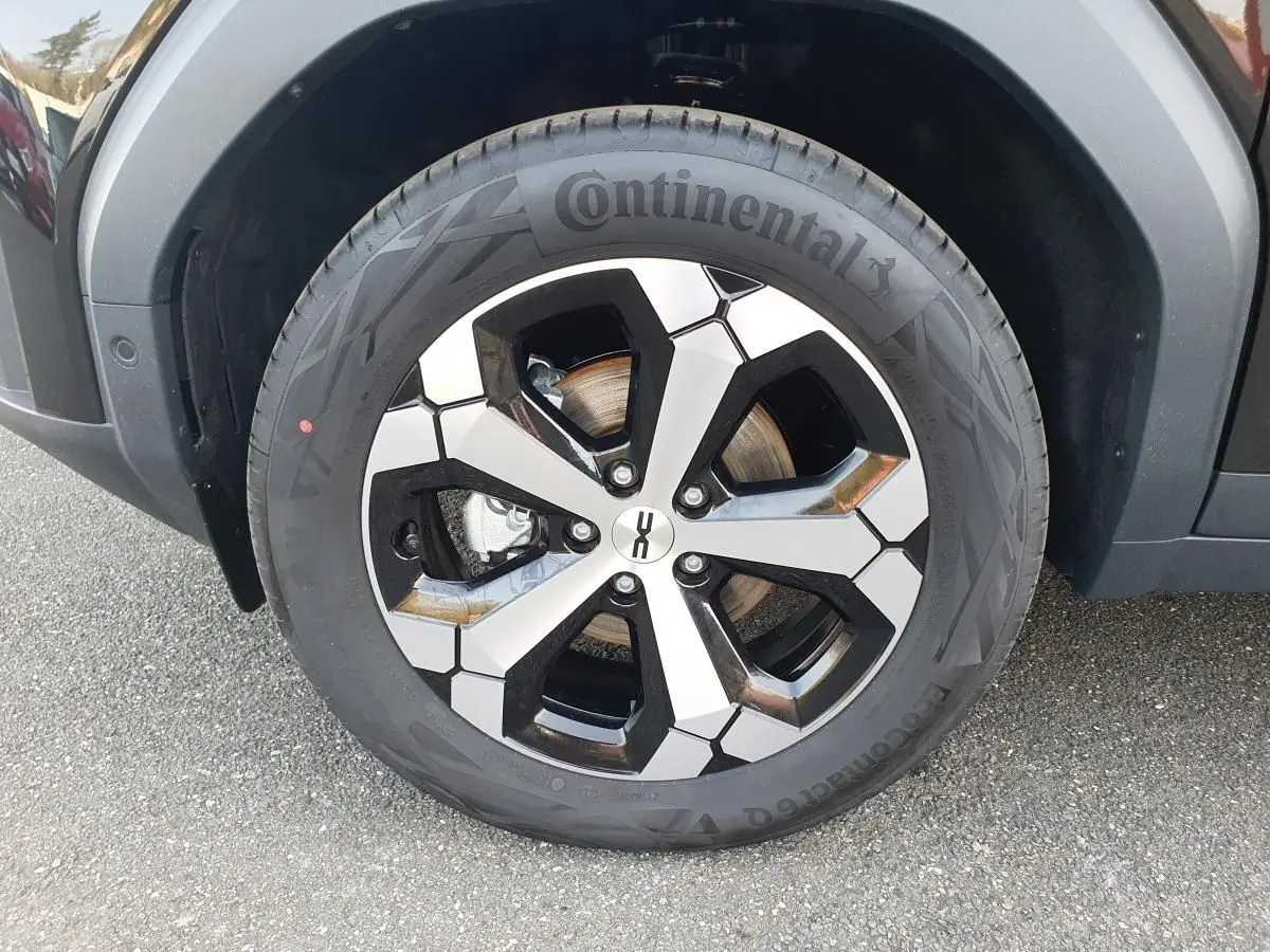 Gros plan sur la jante alliage 18” diamantée Tagasan côté avant droit du Dacia Bigster noir Perla.