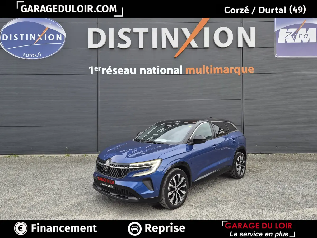 Renault Austral bleu 3/4 avant droit, toit noir, jantes alliage, face avant moderne avec phares LED distinctifs.