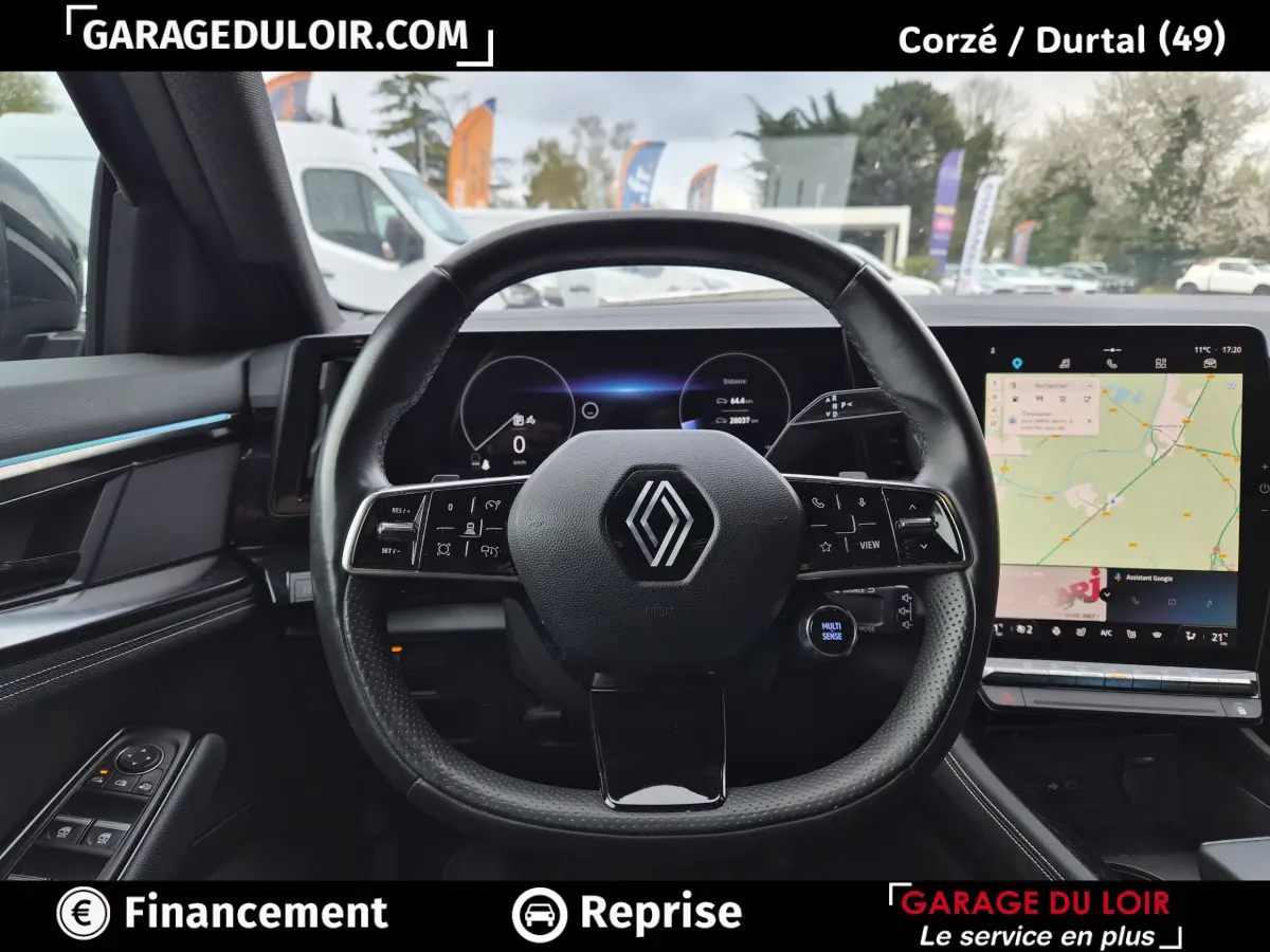 Vue intérieure centrée sur le volant cuir noir du Renault Austral 2023 avec écran tactile de navigation et tableau de bord numérique.