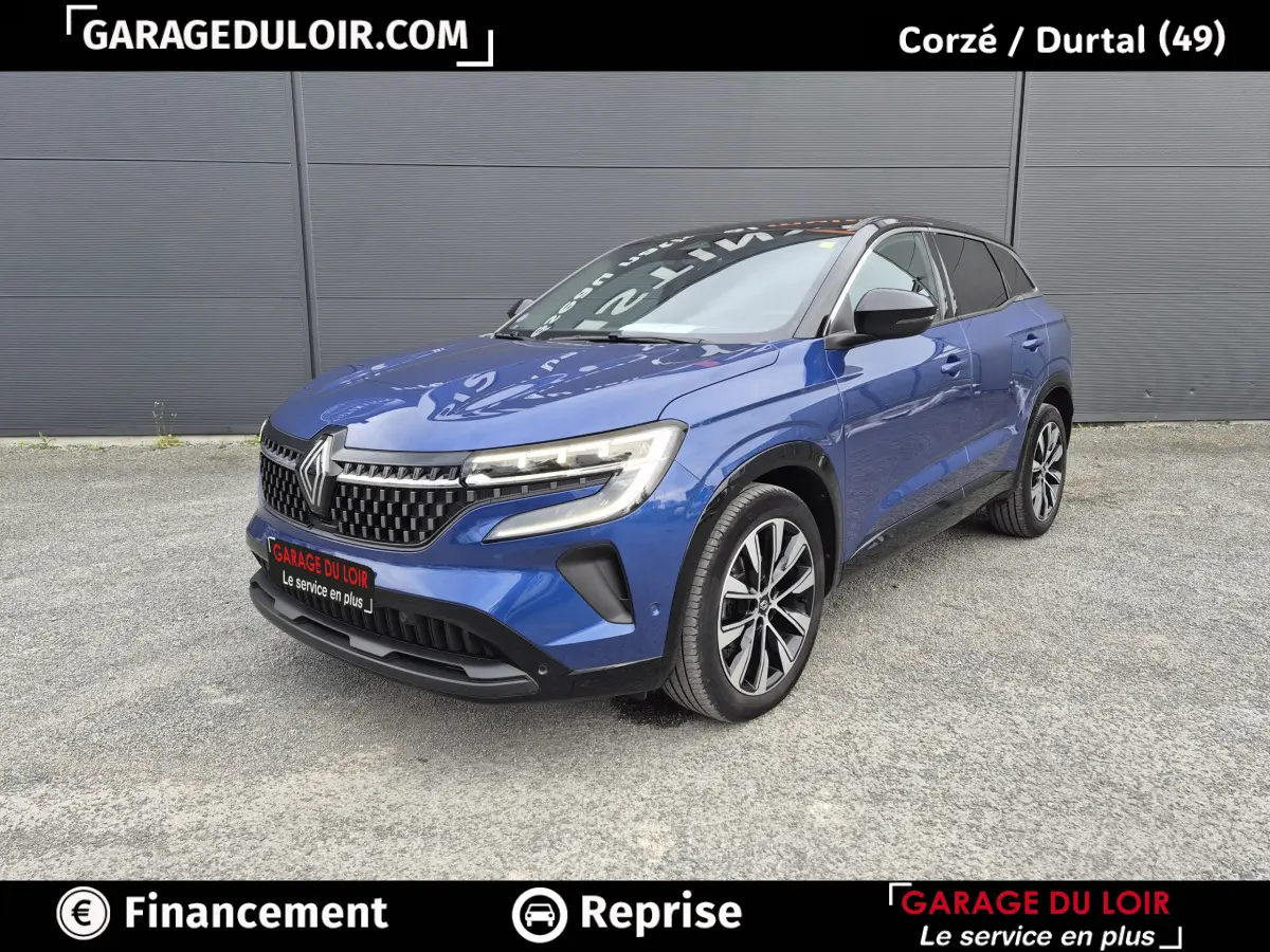 Renault Austral bleu en 3/4 avant droit, avec calandre distinctive et jantes alliage bicolores.