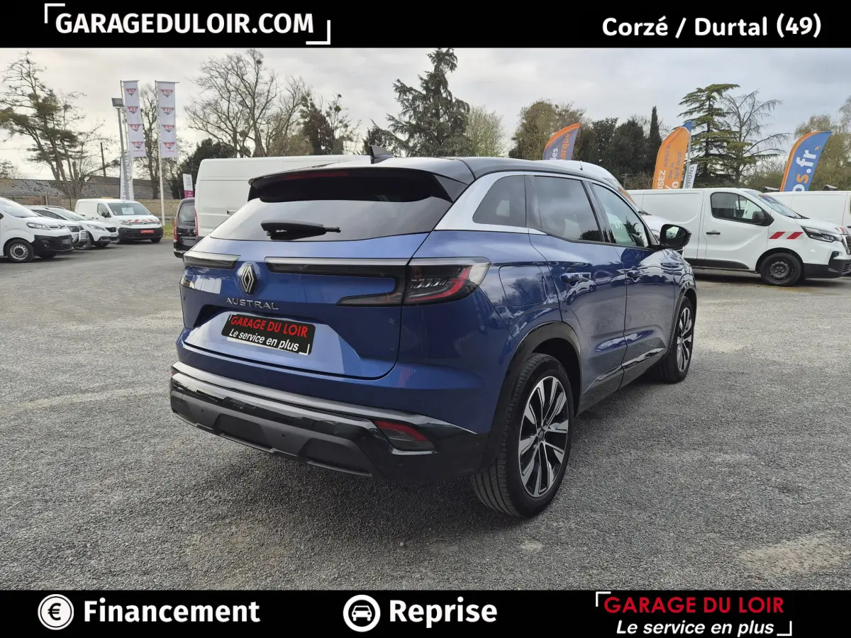 Vue 3/4 arrière droite d'un Renault Austral bleu avec toit noir, jantes alliage et feux arrière LED distinctifs.