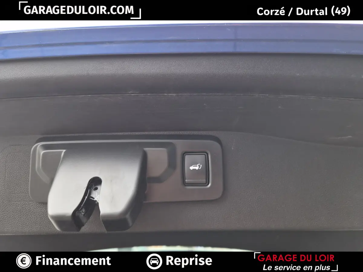 Gros plan sur le mécanisme d'ouverture du coffre d'une Renault Austral 2023, couleur non visible.