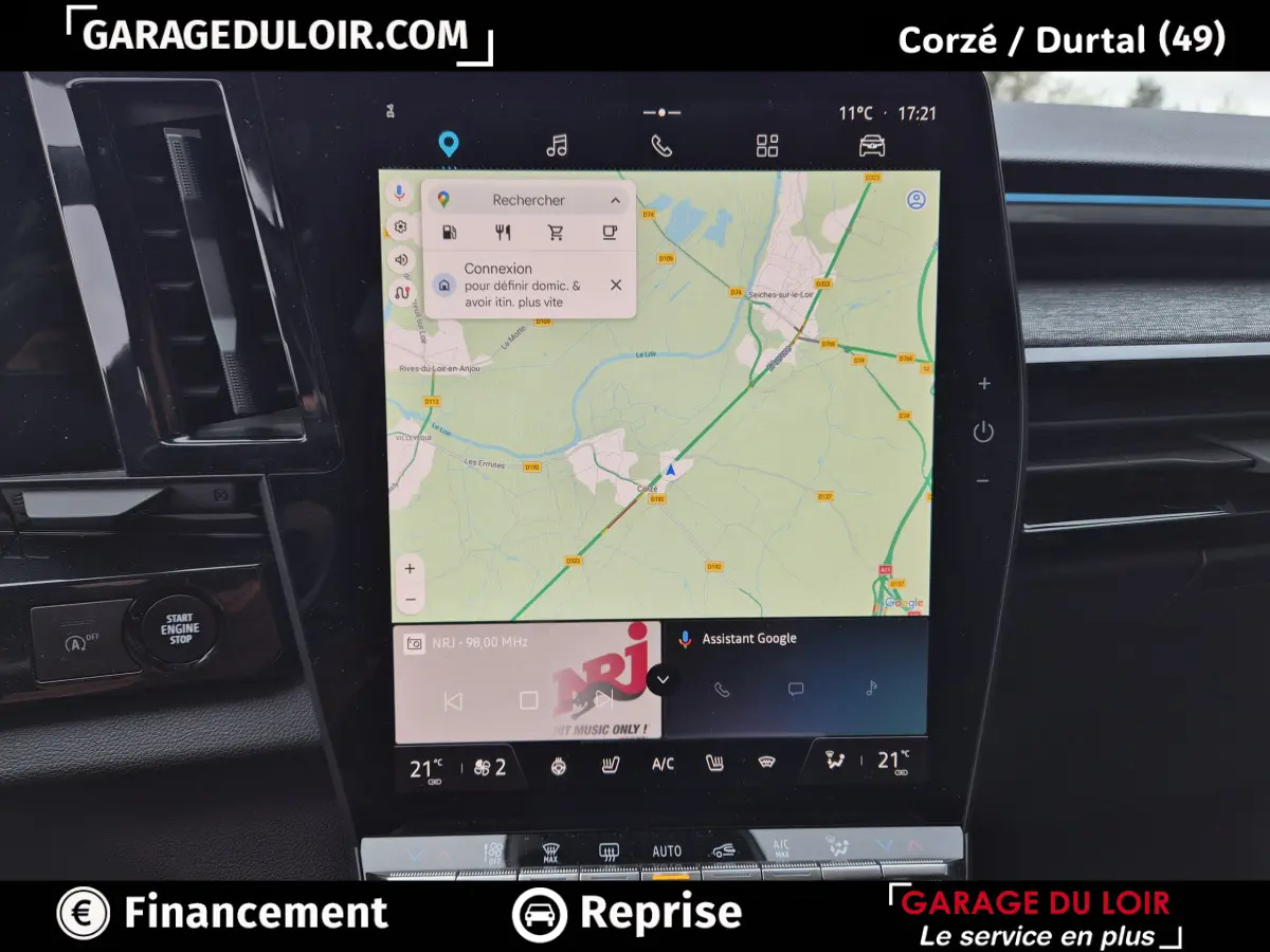 Vue rapprochée de l’écran tactile central 12 pouces du Renault Austral 2023 affichant la navigation GPS et commandes multimédia.