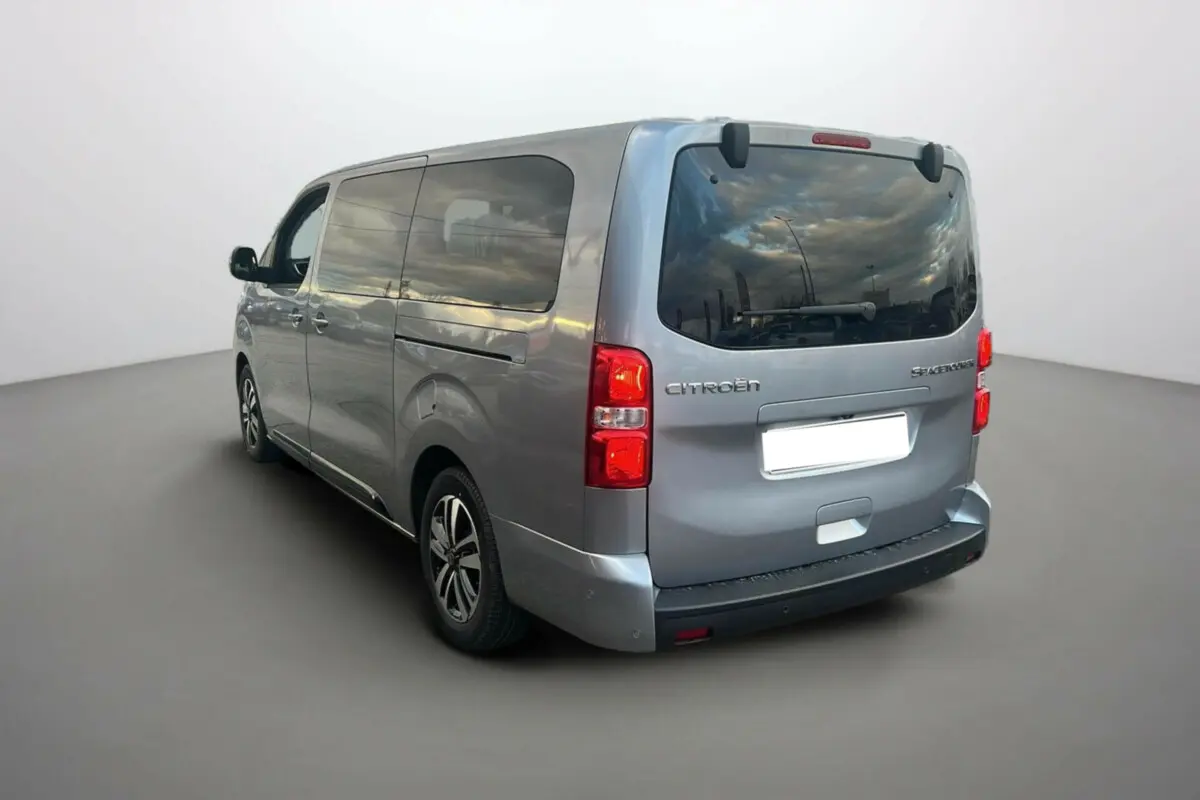 Vue 3/4 arrière droite du Citroën Spacetourer XL gris acier avec vitres surteintées et portes coulissantes.