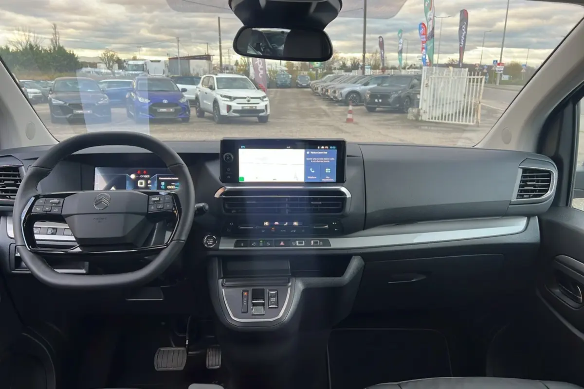 Vue intérieure avant du Citroën Spacetourer XL 180 BVA Business Pack avec tableau de bord moderne et écran tactile central.