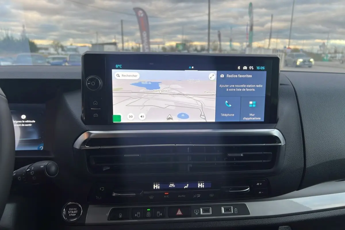 Tableau de bord du Citroën Spacetourer XL 180 BVA Business Pack 2025 avec écran tactile et commandes climatisation visibles.