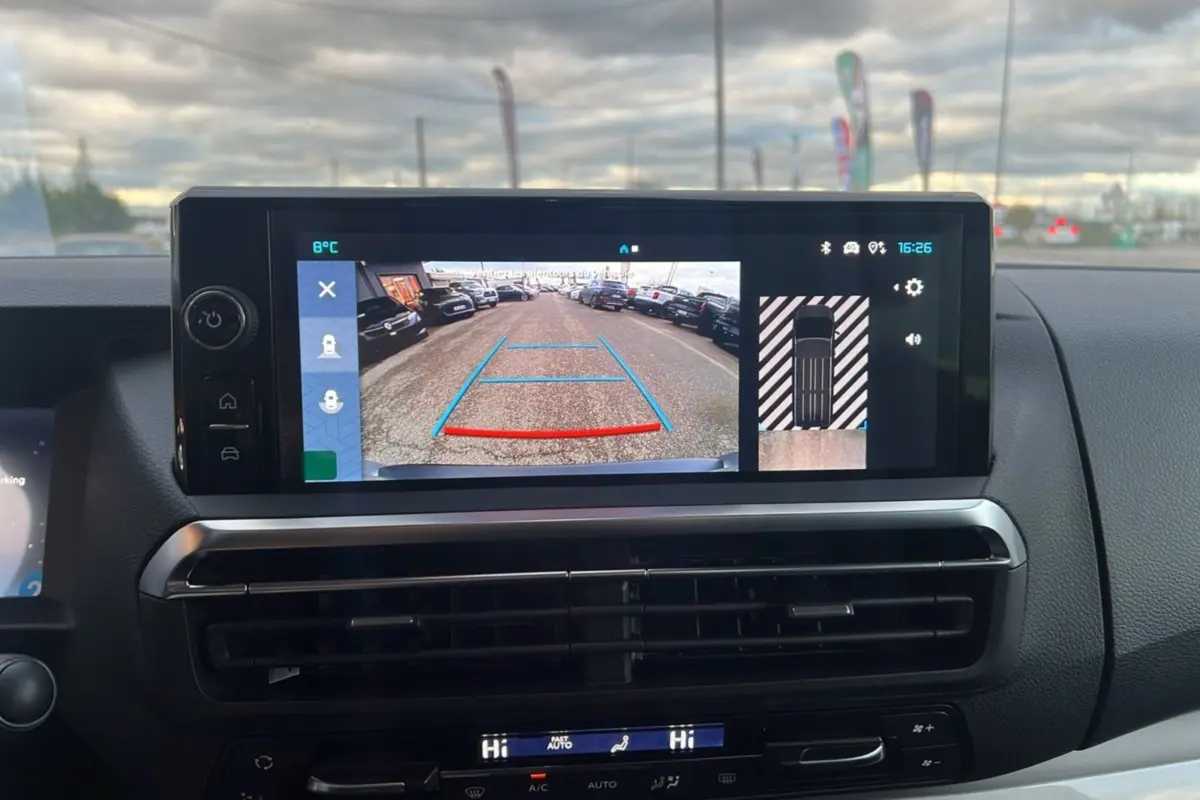 Vue intérieure du tableau de bord du Citroën Spacetourer XL 180 BVA Business Pack avec écran de caméra de recul allumé.